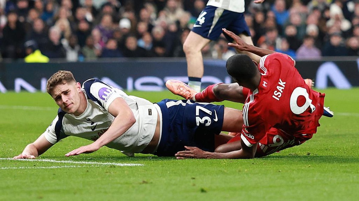 Micky van de Ven tidak pernah berniat mencederai Alexanderi Isak. (Getty Images/Marc Atkins)