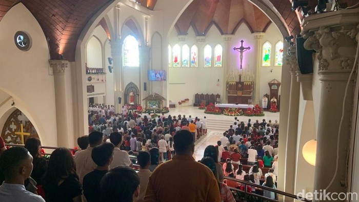 Misa Natal di Gereja Katedral Makassar Dipenuhi Jemaat Sore Ini, Lalin Padat