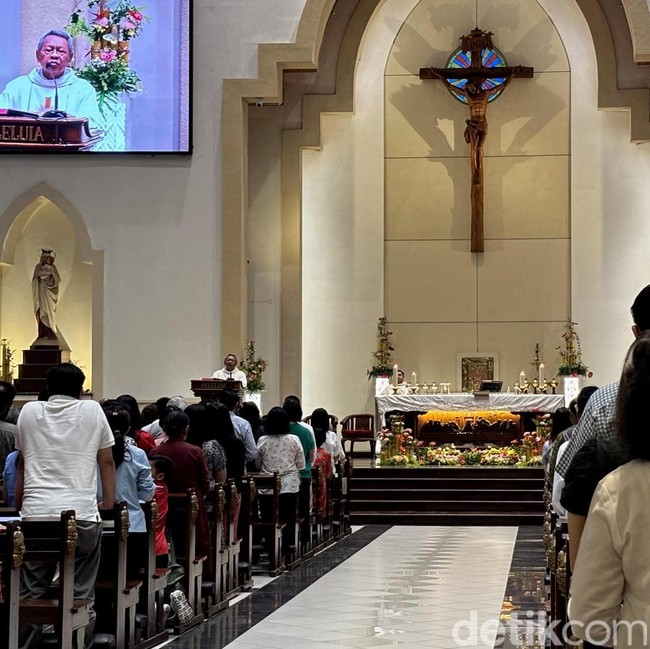 Misa Natal di Gereja Santa Maria Tak Bercela Surabaya