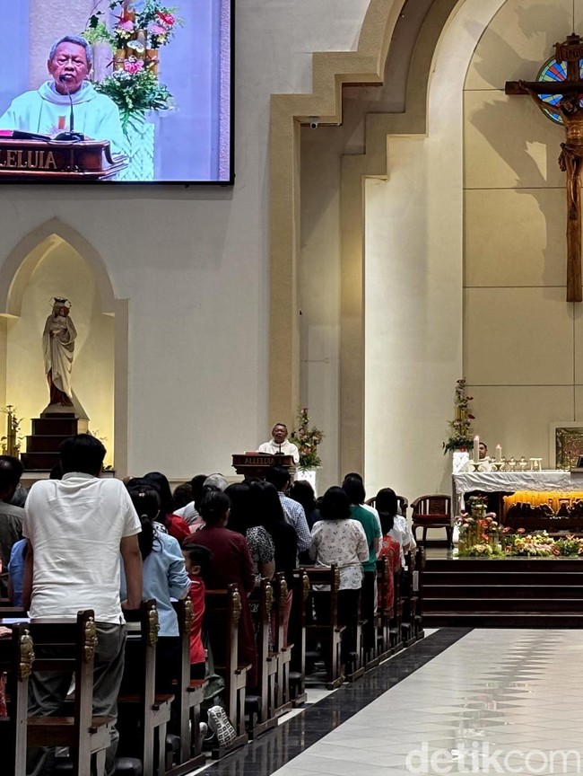 Misa Natal di Gereja Santa Maria Tak Bercela Surabaya