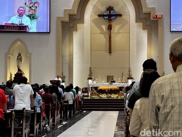 Misa Natal di Gereja Santa Maria Tak Bercela Surabaya