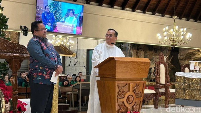 Wakil Gubernur DKI Jakarta Rano Karno tiba dan menyapa jemaat di Paroki St Stefanus, Cilandak, Jakarta, Rabu (24/12/2025), menjelang perayaan Natal.
