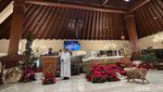 Momen Wagub Jakarta Rano Karno Sapa Jemaat Paroki St Stefanus di Malam Natal