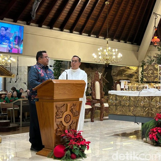 Momen Wagub Jakarta Rano Karno Sapa Jemaat Paroki St Stefanus di Malam Natal