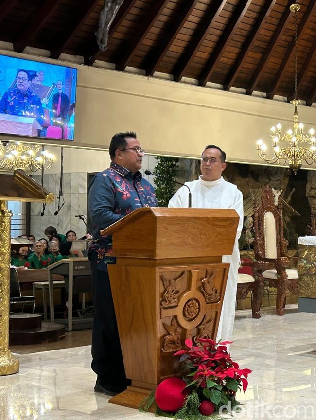 Momen Wagub Jakarta Rano Karno Sapa Jemaat Paroki St Stefanus di Malam Natal