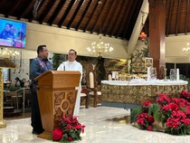 Momen Wagub Jakarta Rano Karno Sapa Jemaat Paroki St Stefanus di Malam Natal