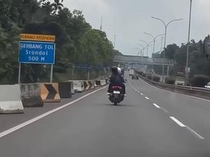 Video: Viral Dua Motor Nyelonong Mau Masuk Tol Srondol Semarang