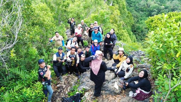 Paket Authentic Hiking Gunung Parung menawarkan pengalaman pendakian autentik di kawasan Hutan Adat Suku Balik Sepaku yang dikurasi secara imersif. (Dok. Humas Otorita Ibu Kota Nusantara)
