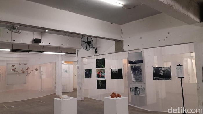 Pameran seni di The Hallway Space Bandung