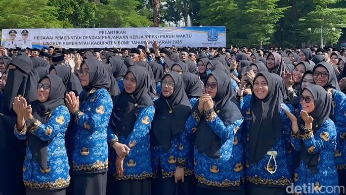 Para PPPK paruh Waktu Bone saat dilantik di Lapangan Merdeka, Watampone.