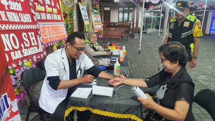 Dokkes Polres Sragen Beri Layanan Kesehatan Gratis di Gereja Jelang Natal
