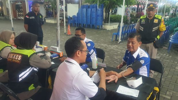 Dokkes Polres Sragen saat memberikan pelayanan kesehatan gratis bagi jemaat Gereja Katolik Santa Maria.