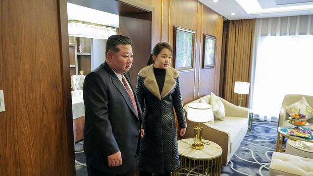 Pemimpin Korea Utara Kim Jong Un dan putrinya Ju Ae meninjau Hotel Mihyong di Samjiyon di kawasan wisata Provinsi Ryanggang pada 20 Desember 2025.