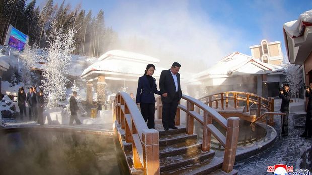 Pemimpin Korea Utara Kim Jong Un dan putrinya Ju Ae meninjau Hotel Mihyong di Samjiyon di kawasan wisata Provinsi Ryanggang pada 20 Desember 2025.