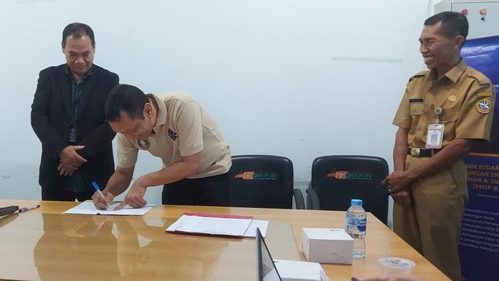 Upah Minimum Kota (UMK) Pontianak tahun 2026 ditetapkan Rp 3.205.220. Angka itu diperoleh setelah melalui pembahasan bersama Dewan Pengupahan Kota Pontianak pada Selasa (23/12/2025).