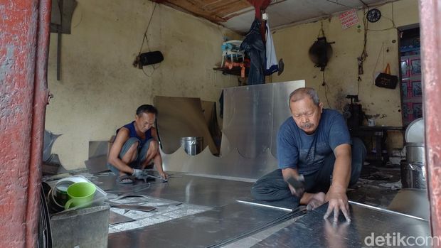 Perajin dandang di Kampung Dandang, Jalan Dupak Magersari Surabaya.