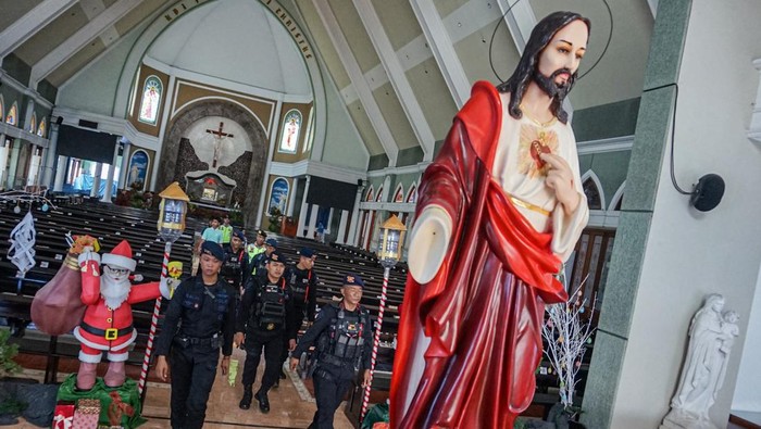 Petugas merapikan patung rohani di Gereja Katedral, Samarinda, Kaltim, Rabu (24/12/2025). Gereja Katedral Samarinda menyiapkan sekitar 3.500 kursi bagi umat yang akan mengikuti rangkaian perayaan Natal 2025 dengan tema Allah Hadir Untuk Menyelamatkan Keluarga. ANTARA FOTO/M Risyal Hidayat