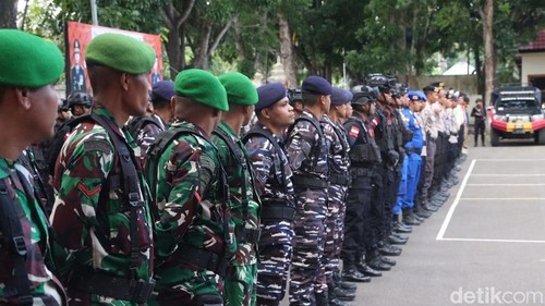 Personel gabungan pengamanan Natal dan Tahun Baru (Nataru) di Labuan Bajo, Manggarai Barat, NTT.