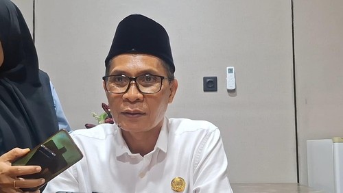 Plt Disnaker Mataram, Miftahurrahman, saat diwawancarai di ruangannya, Rabu (24/12/2025). (Nathea Citra/detikBali)
