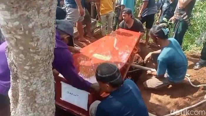 Jenazah PMI Korban Kebakaran Hong Kong Disambut Isak Tangis Keluarga Cilacap