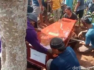 Jenazah PMI Korban Kebakaran Hong Kong Disambut Isak Tangis Keluarga Cilacap