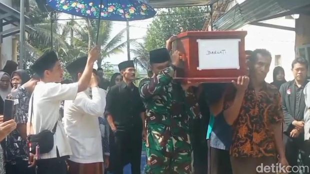 Jenazah Darwati tiba di kampung halamannya, Desa Padangjaya, Kecamatan Majenang, Kabupaten Cilacap, Rabu (24/12/2025).