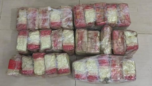 Polda Riau menggagalkan 30 kilogram sabu dan menangkap kurir narkoba jelang akhir tahun.