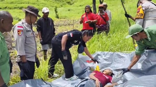 Polisi melakukan olah TKP di lokasi penganiayaan pria terhadap kekasihnya di Desa Laimeta, Kecamatan Kambata Mapambuhang, Sumba Timur, NTT, Senin (22/12/2025). (Dok. Polres Sumba Timur)