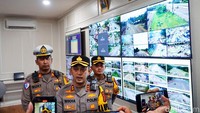 Traffic Management Center (TMC) Pos Gadog menjadi pusat kendali lalu lintas selama Operasi Lilin Lodaya 2025 di jalur Puncak Bogor, Rabu (24/12/2025).