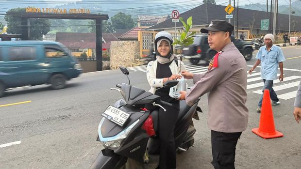 Polres Bogor tidak hanya melakukan pengamanan lalu lintas Natal dan tahun baru tapi juga membagikan seribu bibit pohon ke masyarakat. (Dok istimewa).