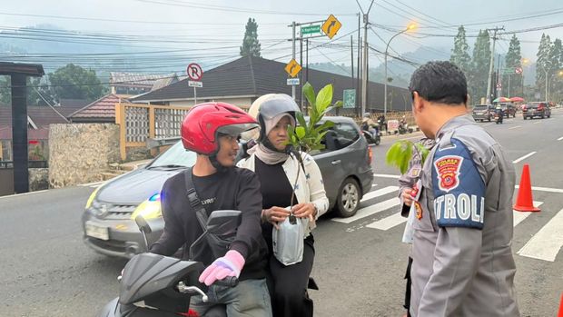 Polres Bogor tidak hanya melakukan pengamanan lalu lintas Natal dan tahun baru tapi juga membagikan seribu bibit pohon ke masyarakat. (Dok istimewa).