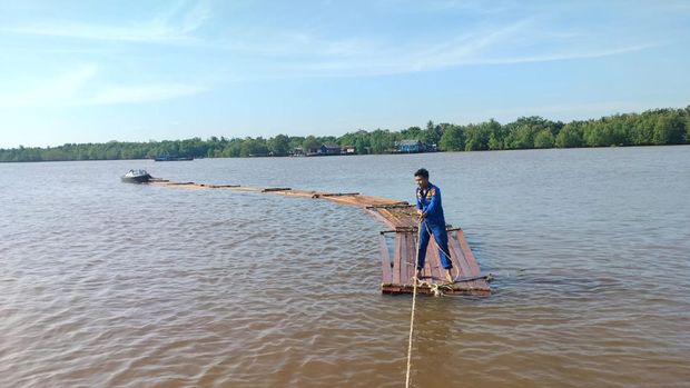 Polres Meranti bongkar 10 ton kayu hasil illegal logging di Sungai Dadap, rabu (24/12/2025).