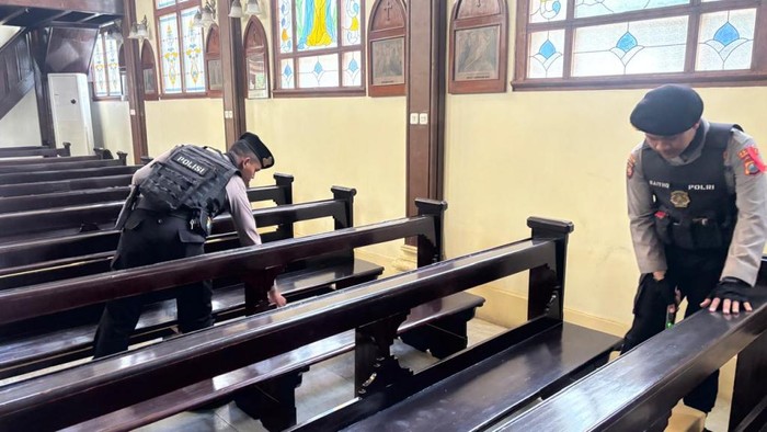 Petugas melakukan sterilisasi gereja jelang ibadah Natal 2025 di Kota Pasuruan