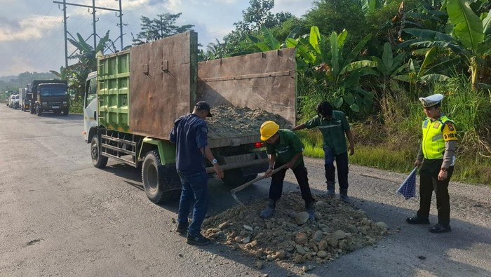 Polres Siak Gerak Cepat Tambal Jalan Rusak di Jalur Mudik Perawang-Dayun