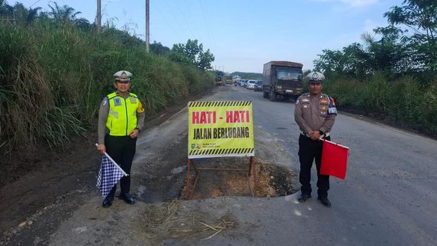 Polres Siak menutup jalan berlubang di jalur mudik Lintas Perawang-Dahun. Polres Siak menutup jalan berlubang di jalur mudik Lintas Perawang-Dahun.