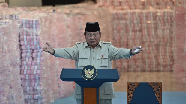 Presiden Prabowo Subianto menyampaikan pidato dalam seremoni penyerahan uang hasil penagihan denda administratif kehutanan dan penyelamatan keuangan negara dari hasil tindak pidana korupsi di kompleks Kejaksaan Agung, Jakarta, Rabu (24/12/2025). Kejaksaan Agung menyerahkan uang sekitar Rp6,62 triliun kepada negara, di antaranya adalah uang sitaan Satgas PKH sekitar Rp2,344 triliun dari hasil penertiban kawasan hutan dan hasil penyelamatan keuangan negara atas penanganan perkara tindak pidana korupsi oleh Kejagung sekitar Rp4,28 triliun. ANTARA FOTO/Aditya Pradana Putra/sgd
