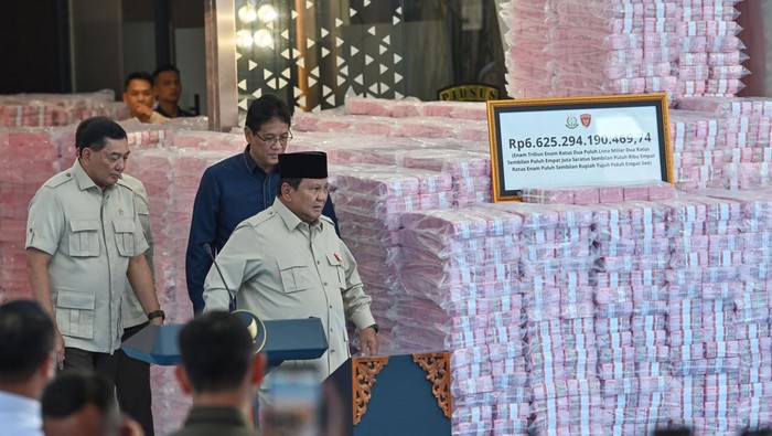 Presiden Prabowo Subianto (kanan) didampingi Menteri Pertahanan Sjafrie Sjamsoeddin (kiri) dan Menteri Keuangan Purbaya Yudhi Sadewa (tengah) berjalan sebelum seremoni penyerahan uang hasil penagihan denda administratif kehutanan dan penyelamatan keuangan negara dari hasil tindak pidana korupsi di kompleks Kejaksaan Agung, Jakarta, Rabu (24/12/2025). Kejaksaan Agung menyerahkan uang sekitar Rp6,62 triliun kepada negara, di antaranya adalah uang sitaan Satgas PKH sekitar Rp2,344 triliun dari hasil penertiban kawasan hutan dan hasil penyelamatan keuangan negara atas penanganan perkara tindak pidana korupsi oleh Kejagung sekitar Rp4,28 triliun. ANTARA FOTO/Aditya Pradana Putra/sgd