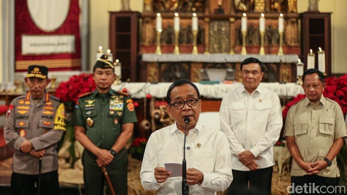Tinjau Misa Natal di Jakarta, Menko PMK Sampaikan Pesan Prabowo ke Jemaat