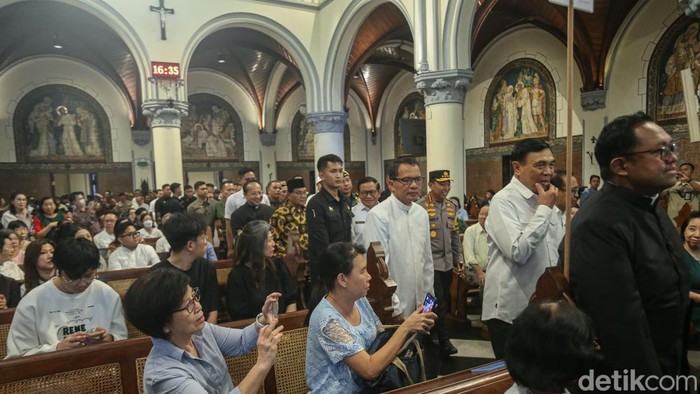 Sejumlah pejabat tinggi negara memantau langsung Misa Malam Natal di Gereja Katedral Jakarta, Rabu (24/12/2025). Langkah ini dilakukan untuk memastikan ibadah berlangsung aman, tertib, dan khidmat.