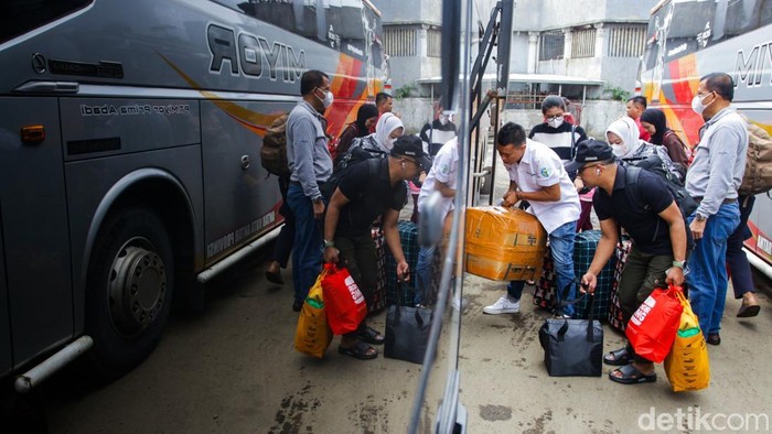 Aktivitas pemudik terlihat meningkat di Terminal Pondok Pinang, Jakarta Selatan, Rabu (24/12/2025). Sejak pagi hari, terminal ini dipadati calon penumpang yang hendak berangkat ke berbagai daerah.