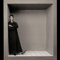 “Menyuarakan pendapat tentang Palestina, Suriah, Sudan, semua hal ini sangat penting bagiku… Rasanya tidak tulus jika membicarakan hal lain ketika hanya itu yang ada di pikiranku, hanya itu yang ingin aku tuangkan ke dalam tulisan,” katanya. Foto: Instagram @thecut