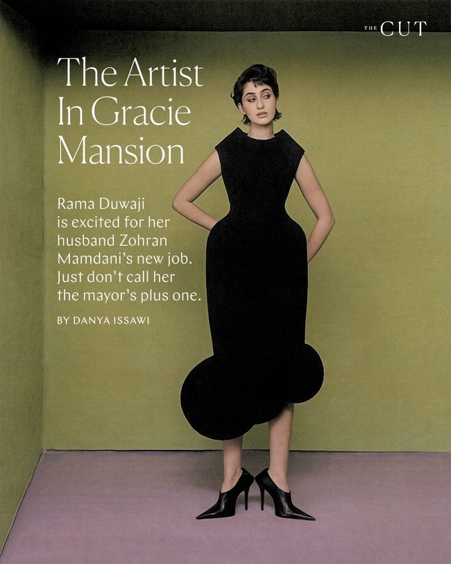 Dalam foto yang diunggah, Rama Duwaji juga menampilkan pesonanya sebagai first lady berpotongan rambut ‘bixie’ (perpaduan bob dan pixie juga busana yang elegan dengan sentuhan edgy. Foto: Instagram @thecut