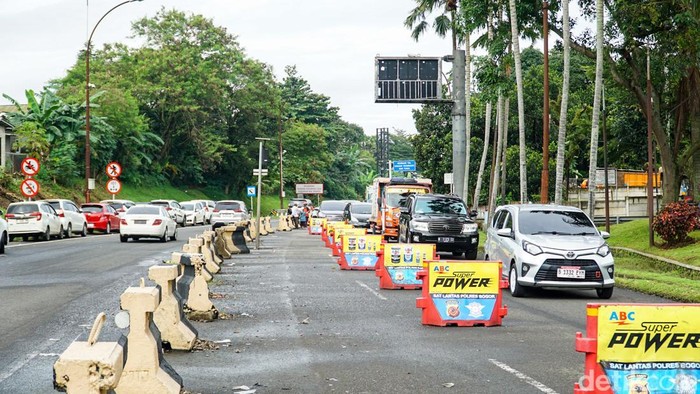 Arus kendaraan menuju kawasan Puncak, Bogor, pada Rabu pagi terpantau ramai lancar seiring libur Natal dan Tahun Baru (Nataru). Polisi menyiagakan petugas gabungan untuk mengatur lalu lintas dan memastikan keamanan wisatawan.