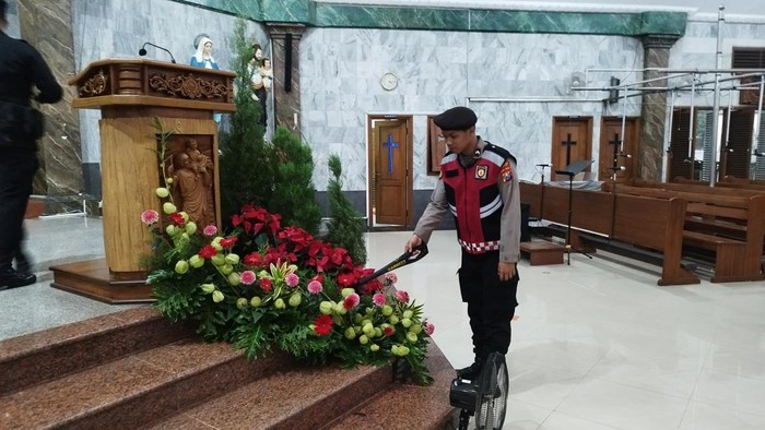 199 Personel Siaga Amankan Misa Malam Natal di Gresik