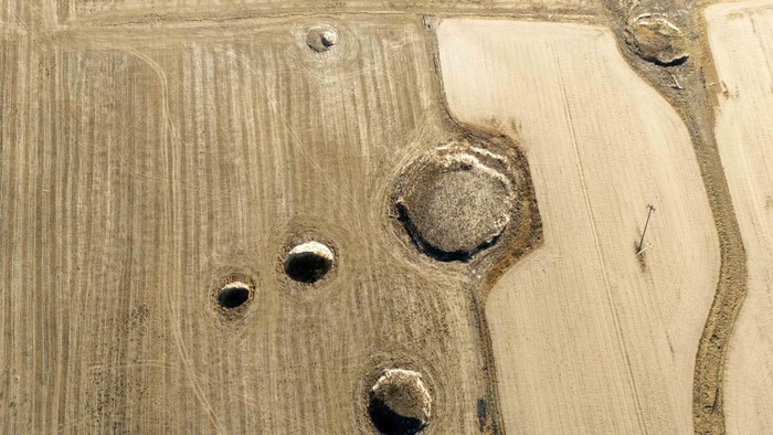 Ratusan lubang runtuhan tercatat di wilayah pertanian Konya, Turki. Fenomena ini dikaitkan dengan penurunan air tanah dan memicu kekhawatiran petani. REUTERS/Umit Bektas