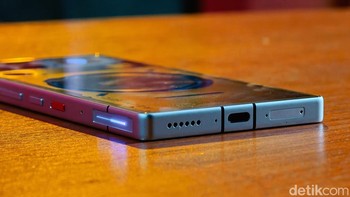 Bagian bawahnya terdapat port USB-C dan speaker yang dijanjikan nenadang di telinga. Foto: Adi Fida Rahman/detikINET