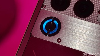Inilah kipas pendingin aktif (Turbo Fan) berkecepatan hingga 24.000 RPM dengan lingkaran cahaya yang bisa dikostomisasi. Ada ventrilasi di samping kirinya untuk mengeluarkan uap panas. Foto: Adi Fida Rahman/detikINET