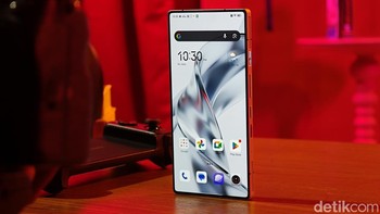 Redmagic 11 Pro, smartphone gaming terbaru dari Nubia, menghadirkan layar BOE X10 Full-Screen AMOLED berukuran 6,85 inch dengan resolusi 1,5K (2688 x 1216 piksel) yang menawarkan pengalaman visual tanpa gangguan berkat teknologi kamera depan under-display. Panel ini mendukung refresh rate 144Hz untuk gerakan super halus saat bermain game, touch sampling rate hingga 960Hz, kecerahan puncak hingga 2000 nits, color gamut 100% DCI-P3 dengan kedalaman warna 10-bit, serta fitur eye-care seperti DC dimming dan PWM dimming tinggi hingga 2592Hz untuk mengurangi kedipan dan kelelahan mata, menjadikannya salah satu layar terbaik di kelas ponsel gaming saat ini. Foto: Adi Fida Rahman/detikINET