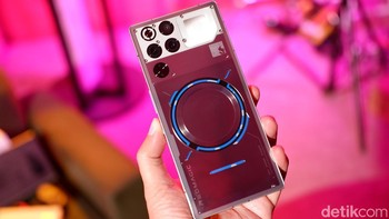 Ini adalah Redmagic 11 Pro versi Subzero. Hadir dengan bodi transparan bernuansa futuristik Foto: Adi Fida Rahman/detikINET