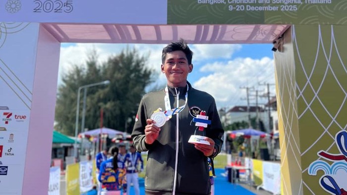Atlet Probolinggo Ronald Bintang Raih Perak Triathlon di SEA Games